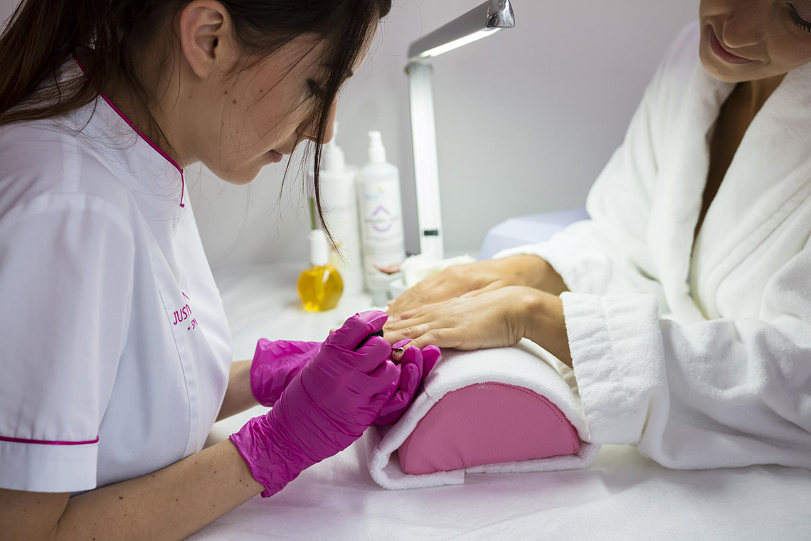 How to Choose the Best Manicure Table